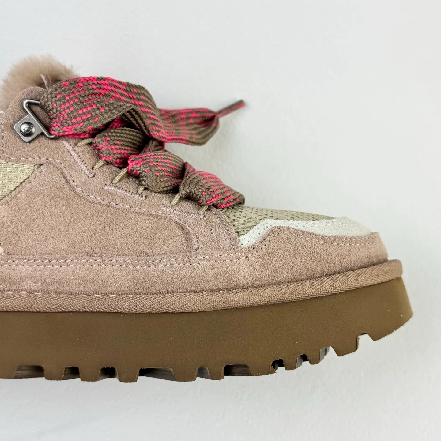 Local 💰600 OEM grade 4032 Mel series, top workmanship, super stable version ✔️ Good looks and texture, suede leather + low-key logo show retro, classic two-color shoelaces can be worn as two shoes ✔️ So comfortable that you want to weld your feet, ultra-light material + 5cm thick sole, increase height without tiring the feet, wool insoles are warm and breathable, no pressure for commuting and shopping all day long ✔️ I love the details: wide shoelaces for photos. Sizes 34-40 are suitable for a variety of foot types. Slight stains can be wiped clean with a damp cloth. The loose feeling in early autumn is all due to it. You can close your eyes and avoid stepping on thunder! 👟